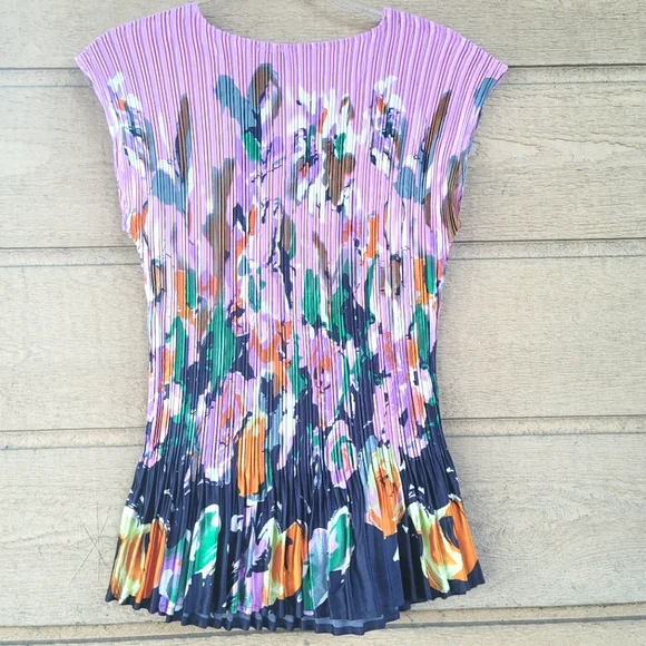 * SOLD* MILANO | FLORAL CRINKLED V-NECK SLEEVELESS TOP - Picture 4 of 4